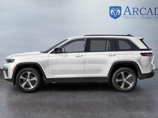 Bright White Clearcoat 2027 Jeep Grand Cherokee Altitude