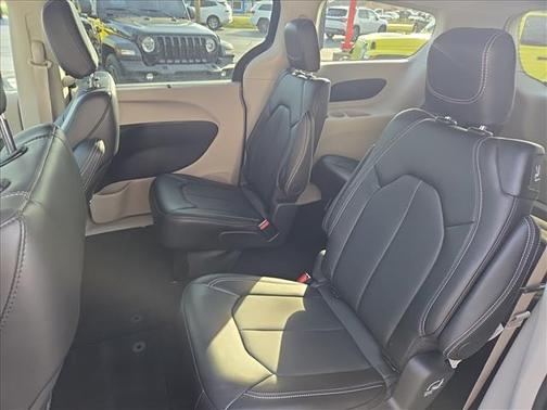 2024 Chrysler Pacifica Touring-L