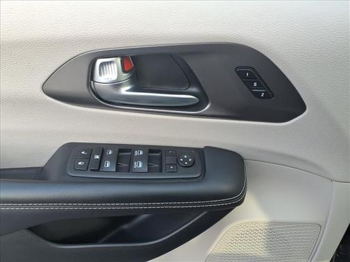 2023 Chrysler Pacifica Touring-L