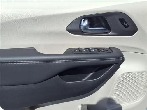 2024 Chrysler Pacifica Touring-L