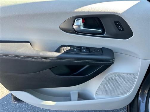 2023 Chrysler Pacifica Touring-L