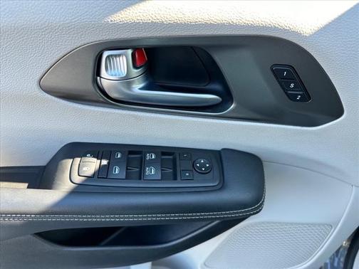 2023 Chrysler Pacifica Touring-L