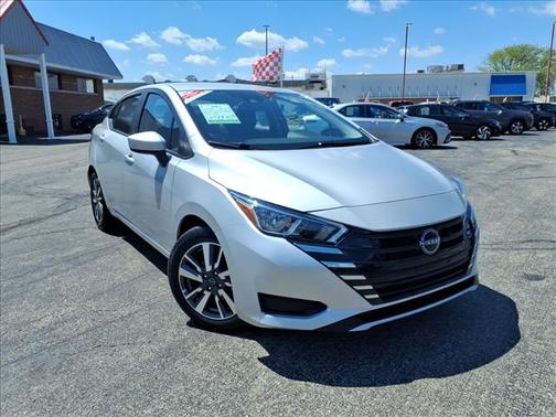 Brilliant Silver Metallic 2023 Nissan Versa 1.6 SV