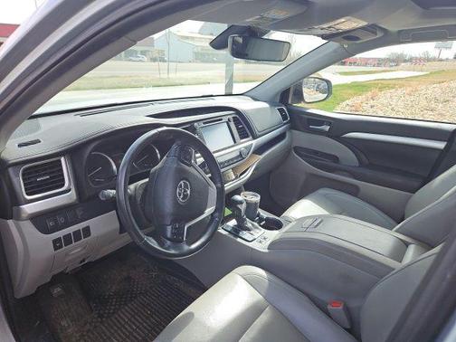 Celestial Silver Metallic 2019 Toyota Highlander XLE