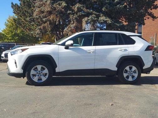 Photo 2 of 32 of 2021 Toyota RAV4 XLE
