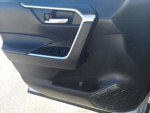 Photo 5 of 32 of 2021 Toyota RAV4 XLE