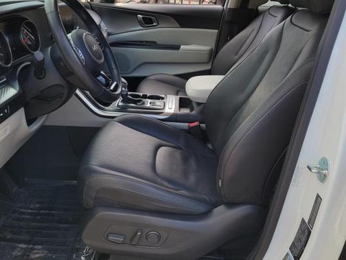 2023 Kia Carnival LX