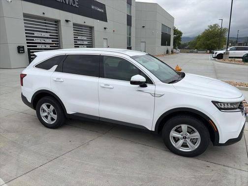 Glacial White Pearl 2022 Kia Sorento LX