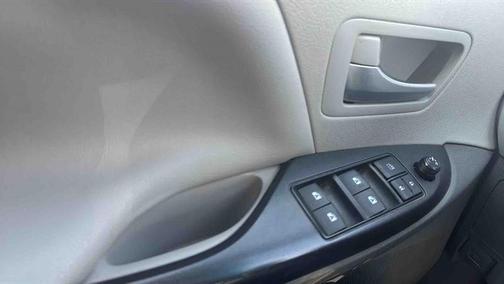 2016 Toyota Sienna LE