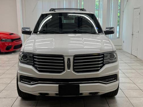 White Platinum Metallic Tri-Coat 2017 Lincoln Navigator Select