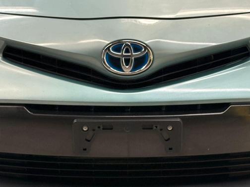 2017 Toyota Prius v Five