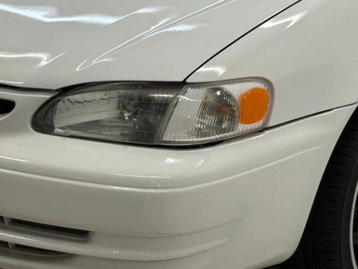 Super White 2000 Toyota Corolla VE