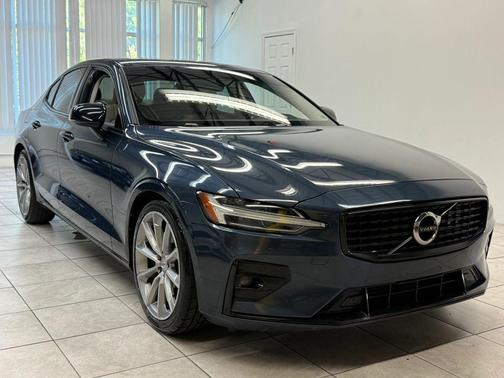 2021 Volvo S60 T5 Momentum
