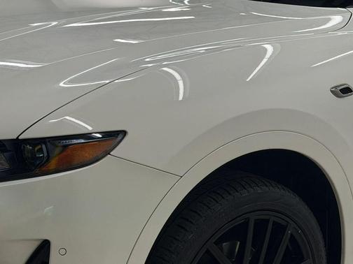 Bianco 2021 Maserati Levante Base