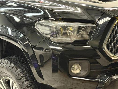 Midnight Black Metallic 2018 Toyota Tacoma TRD Sport