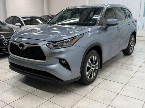Gray 2020 Toyota Highlander XLE