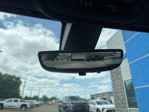 Iridescent Pearl Tricoat 2023 Chevrolet Traverse Premier