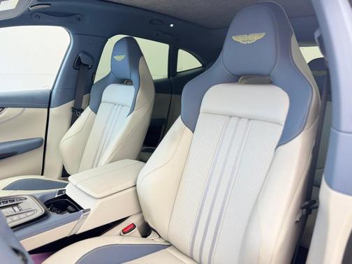 2025 Aston Martin DBX 707