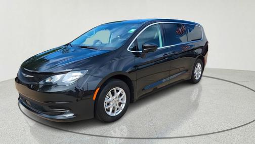 Brilliant Black Crystal Pearlcoat 2023 Chrysler Voyager LX