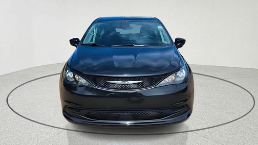 Brilliant Black Crystal Pearlcoat 2023 Chrysler Voyager LX