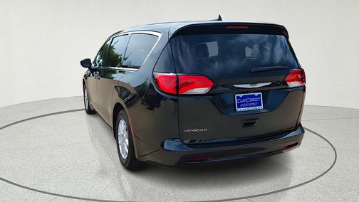 Brilliant Black Crystal Pearlcoat 2023 Chrysler Voyager LX