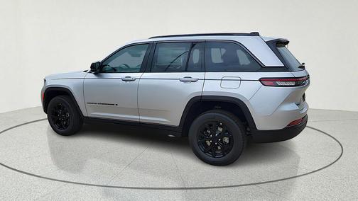 Silver Zynith 2026 Jeep Grand Cherokee Laredo