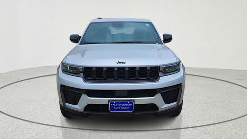 Silver Zynith 2026 Jeep Grand Cherokee Laredo