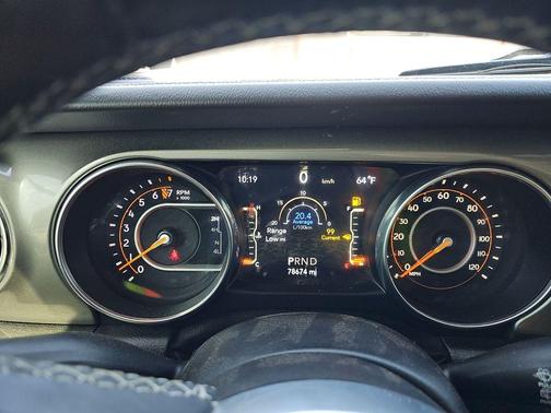 Bright White Clearcoat 2019 Jeep Wrangler Unlimited Sahara