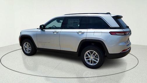 Silver Zynith 2026 Jeep Grand Cherokee Laredo