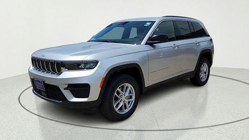 Silver Zynith 2026 Jeep Grand Cherokee Laredo