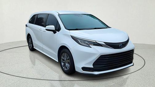 Super White 2021 Toyota Sienna LE