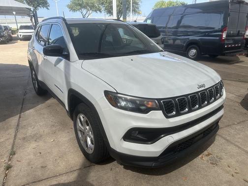 Bright White Clearcoat 2024 Jeep Compass Latitude