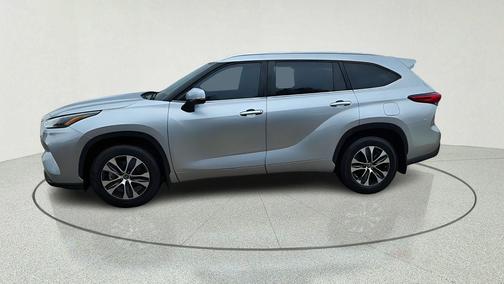 Celestial Silver Metallic 2023 Toyota Highlander Hybrid XLE