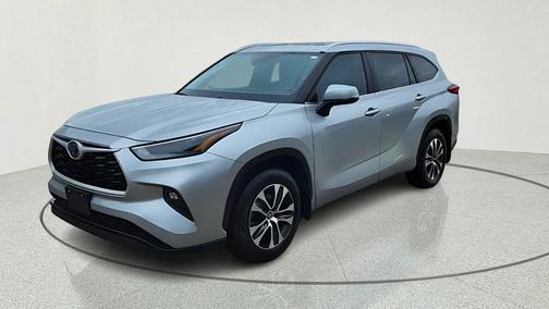 Celestial Silver Metallic 2023 Toyota Highlander Hybrid XLE