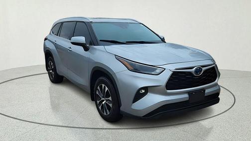 Celestial Silver Metallic 2023 Toyota Highlander Hybrid XLE