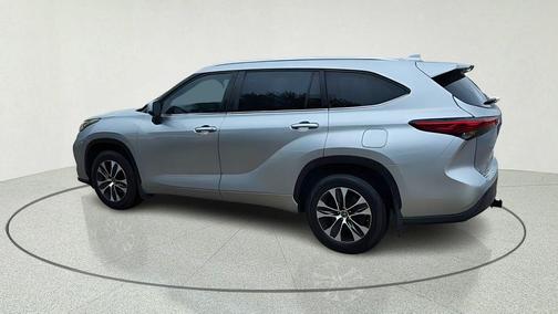 Celestial Silver Metallic 2023 Toyota Highlander Hybrid XLE