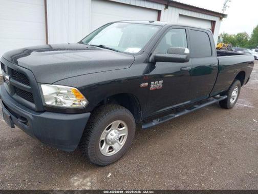 Brilliant Black Crystal Pearlcoat 2018 RAM 3500 Tradesman