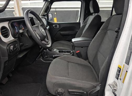 Bright White Clearcoat 2025 Jeep Gladiator Sport