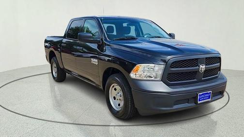Brilliant Black Crystal Pearlcoat 2018 RAM 1500 ST