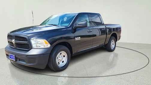 Brilliant Black Crystal Pearlcoat 2018 RAM 1500 ST