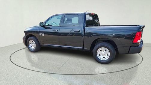 Brilliant Black Crystal Pearlcoat 2018 RAM 1500 ST