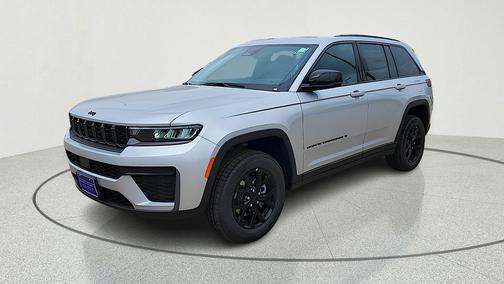 Silver Zynith 2026 Jeep Grand Cherokee Laredo