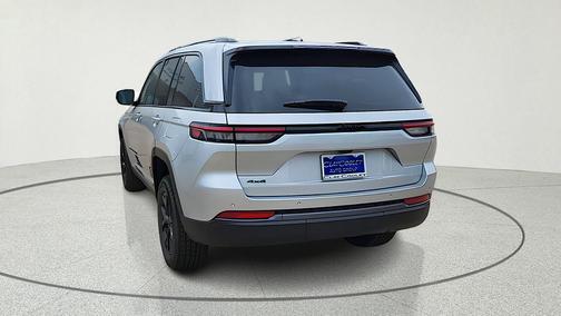 Silver Zynith 2026 Jeep Grand Cherokee Laredo