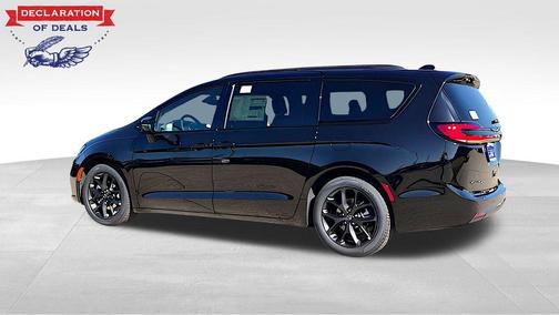 Diamond Black 2026 Chrysler Pacifica Limited