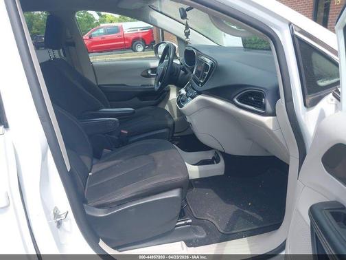 Bright White Clearcoat 2020 Chrysler Voyager LX