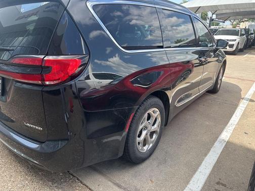 Brilliant Black Crystal Pearlcoat 2022 Chrysler Pacifica Limited