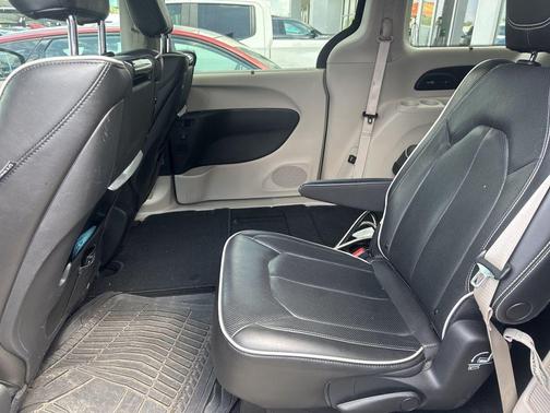 Brilliant Black Crystal Pearlcoat 2022 Chrysler Pacifica Limited