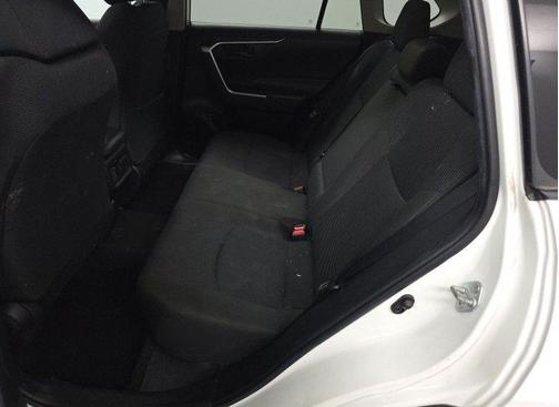 Ice 2023 Toyota RAV4 LE