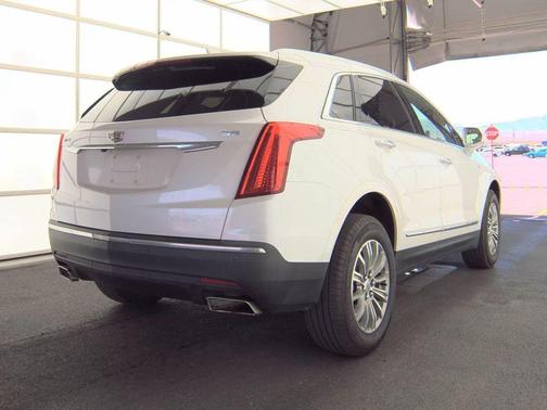 Crystal White Tri-Coat 2018 Cadillac XT5 Luxury