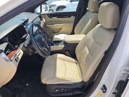 Crystal White Tri-Coat 2018 Cadillac XT5 Luxury